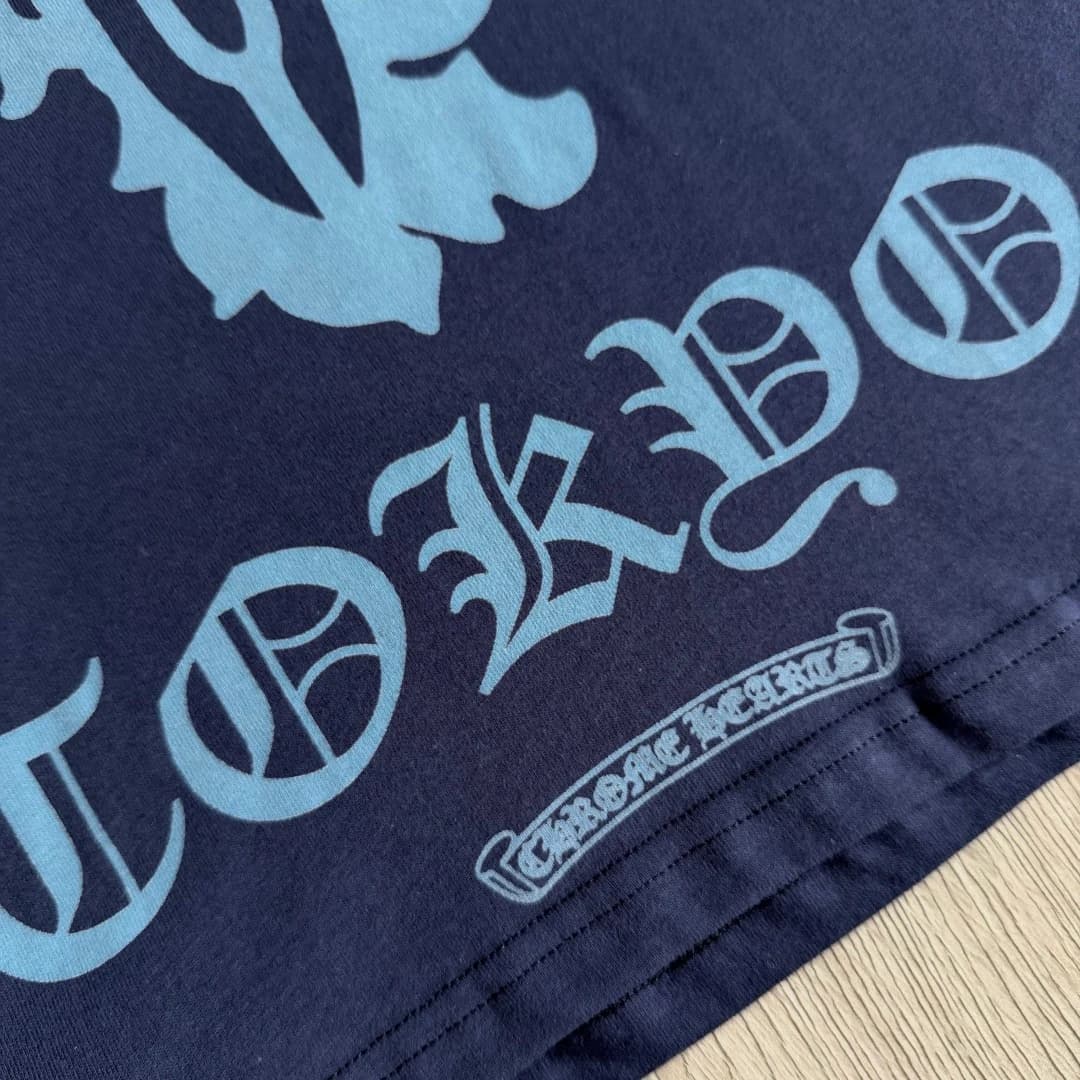 Принт TOKYO на нижнем крае футболки Chrome Hearts, вид сзади