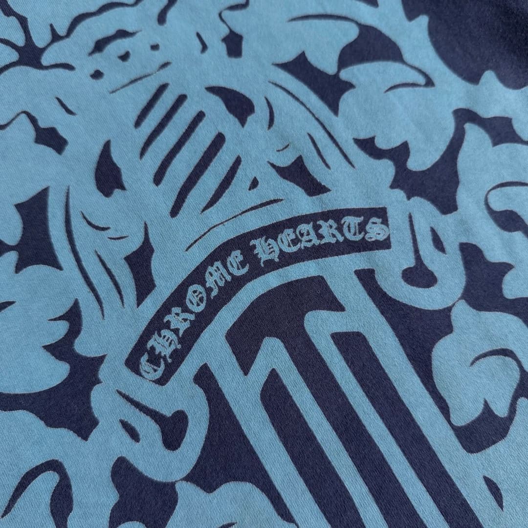 Текстура ткани и деталь принта на спине футболки Chrome Hearts