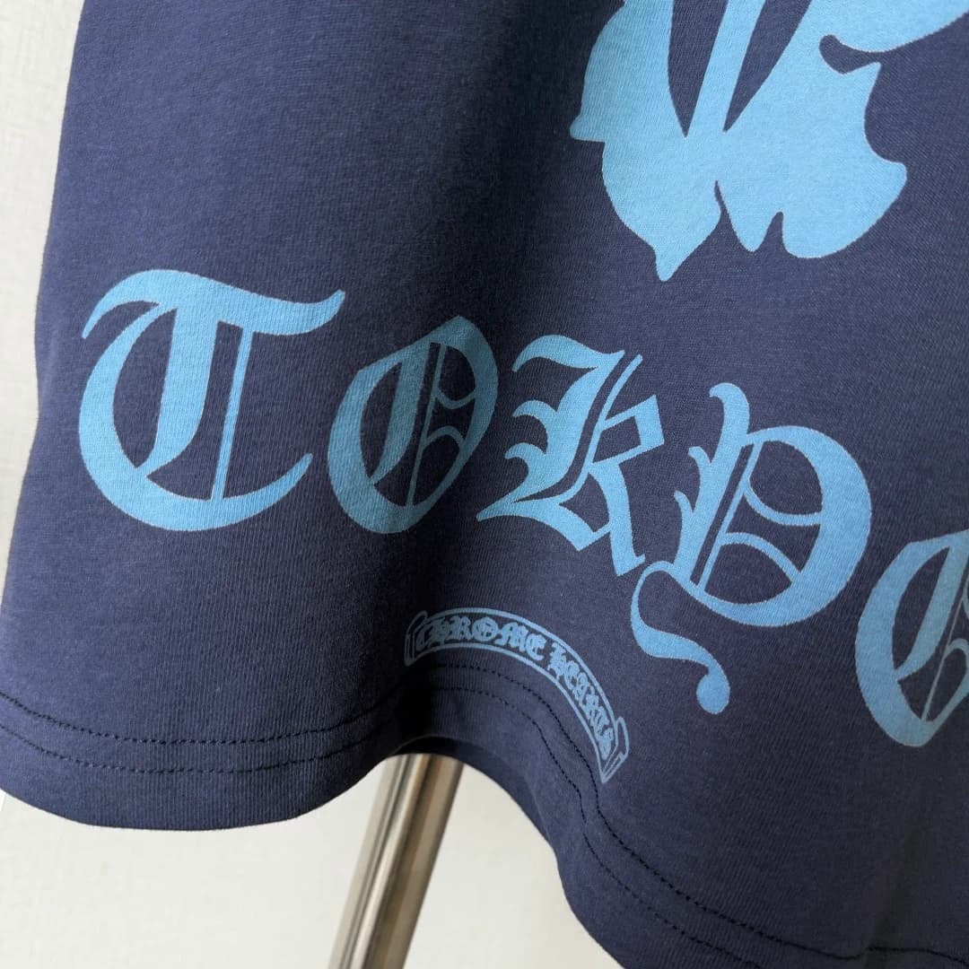 Деталь принта TOKYO на подоле футболки Chrome Hearts
