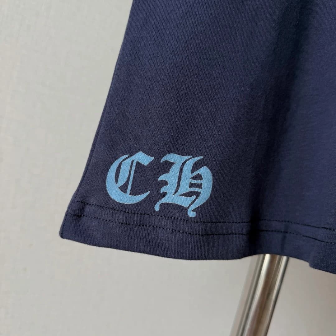 Деталь принта CH на подоле футболки Chrome Hearts