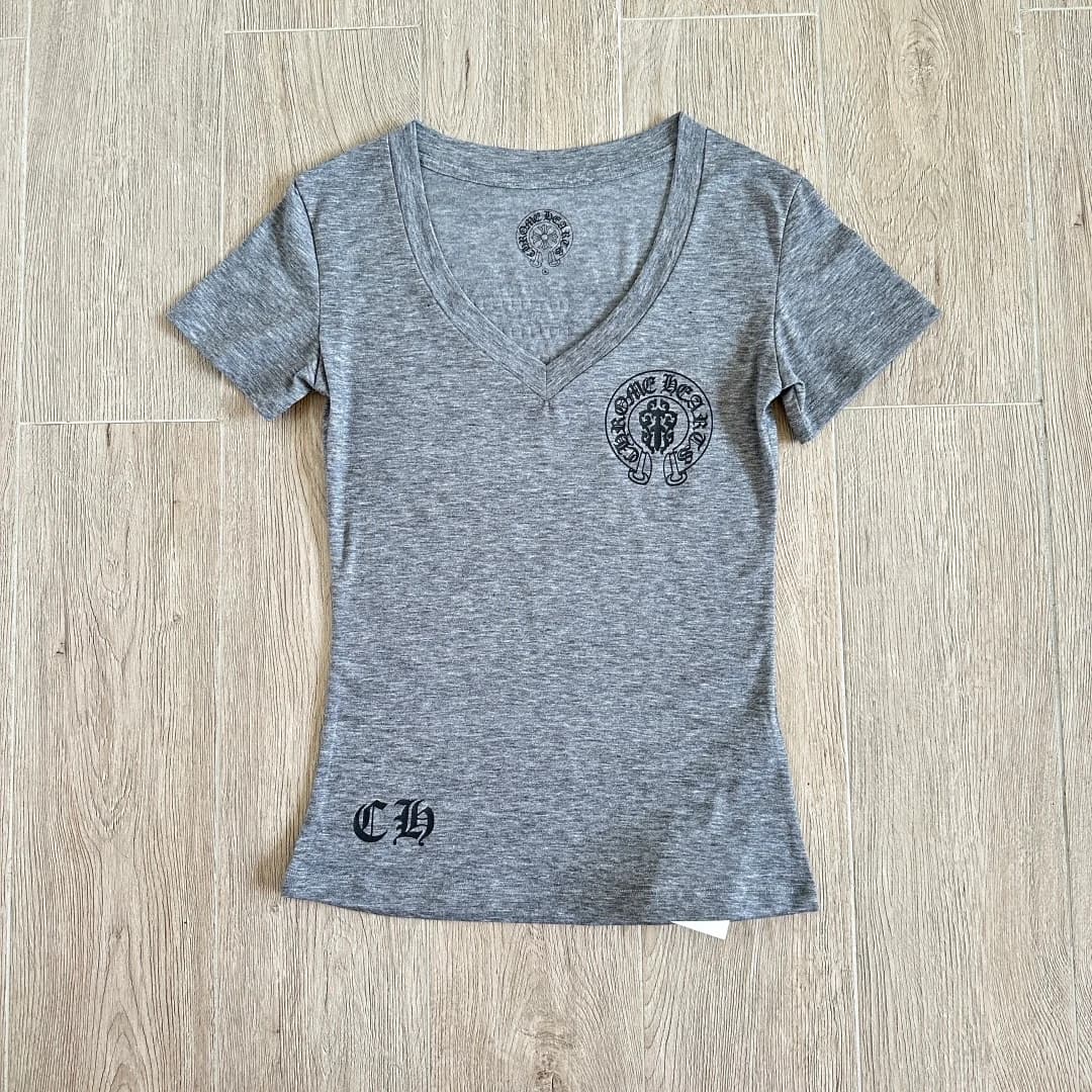 Серая женская футболка Chrome Hearts с V-образным вырезом, вид спереди