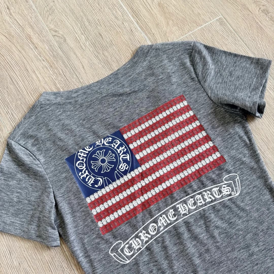 Принт в виде флага США на спине серой футболки Chrome Hearts