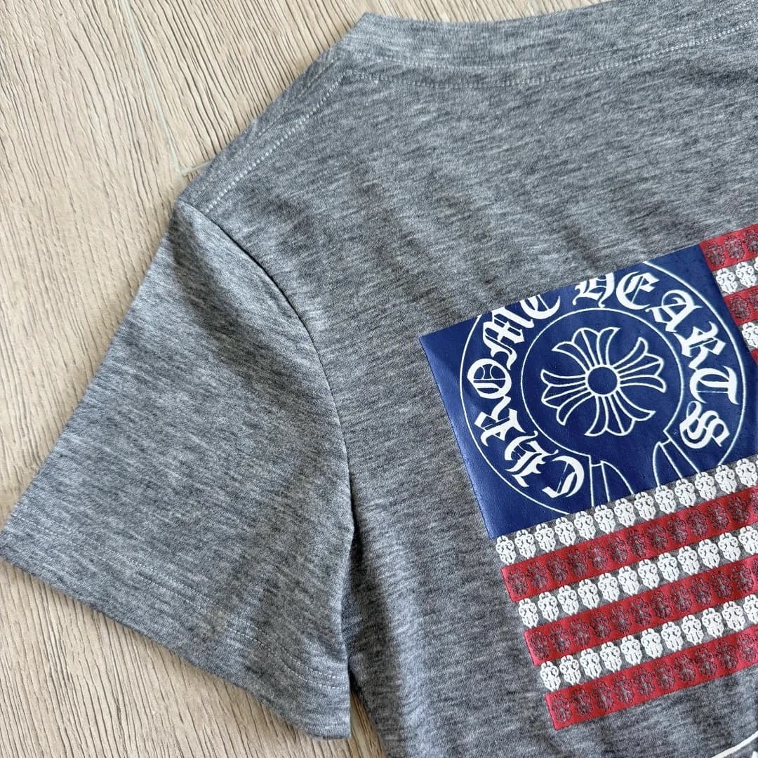 Деталь принта флага США на серой футболке Chrome Hearts