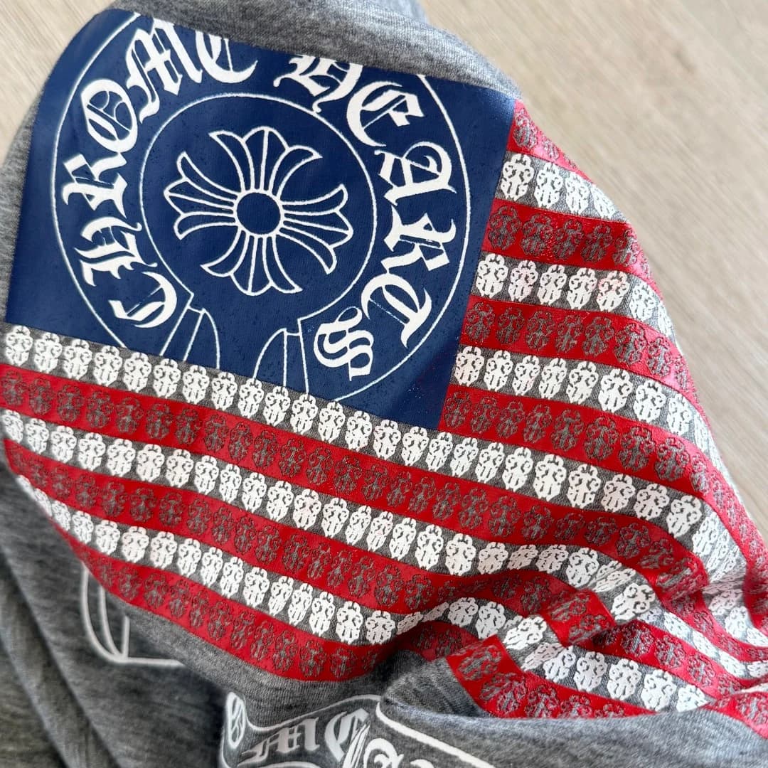 Деталь графического принта на серой футболке Chrome Hearts