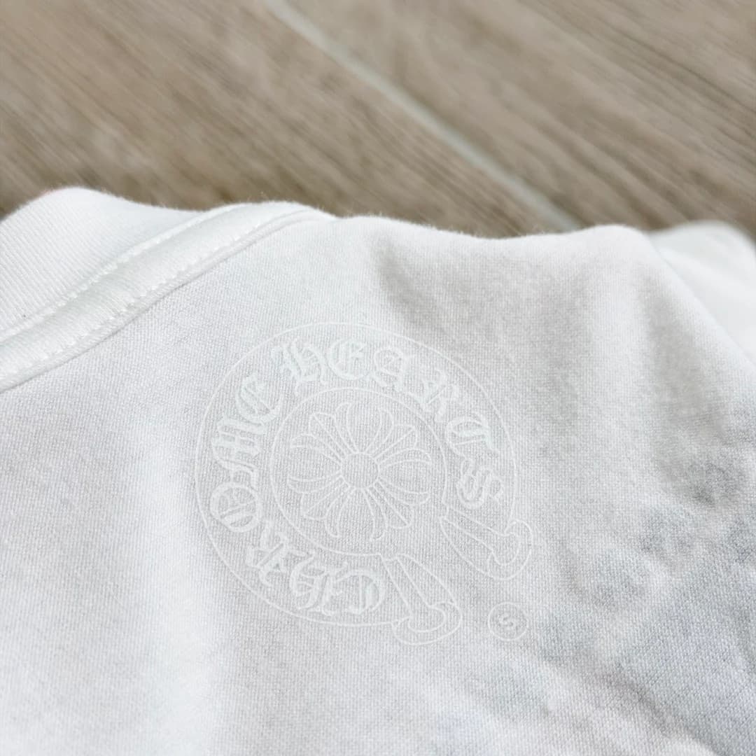 Внутренний принт с логотипом на воротнике белой футболки Chrome Hearts
