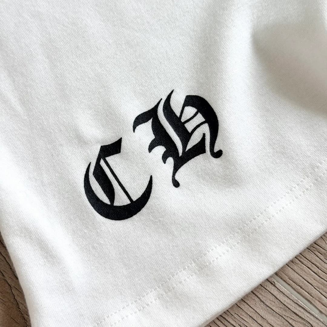 Готический логотип CH на нижнем крае белой футболки Chrome Hearts