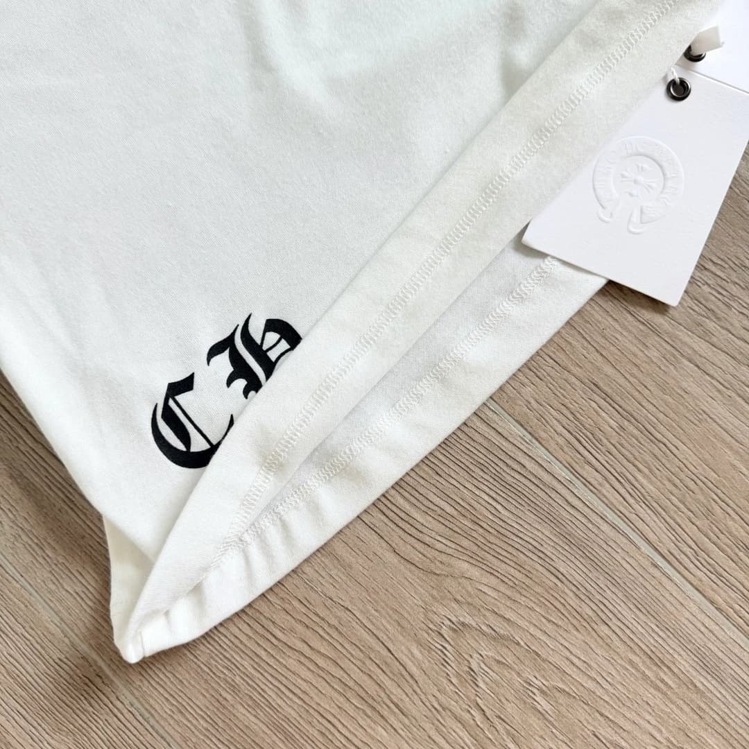 Логотип CH на белой футболке Chrome Hearts