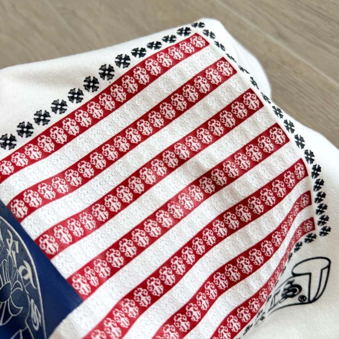 Деталь графического принта на белой футболке Chrome Hearts