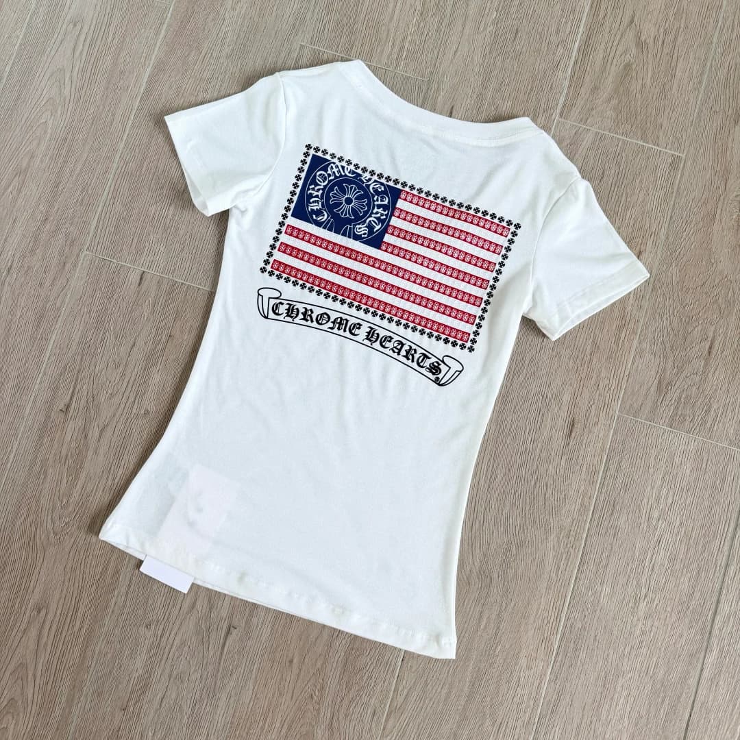 Белая женская футболка Chrome Hearts с принтом на спине, вид под углом