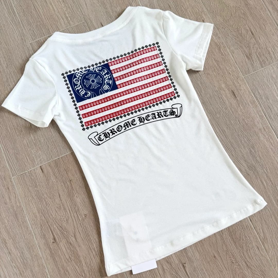 Белая женская футболка Chrome Hearts с принтом флага США на спине, вид под углом
