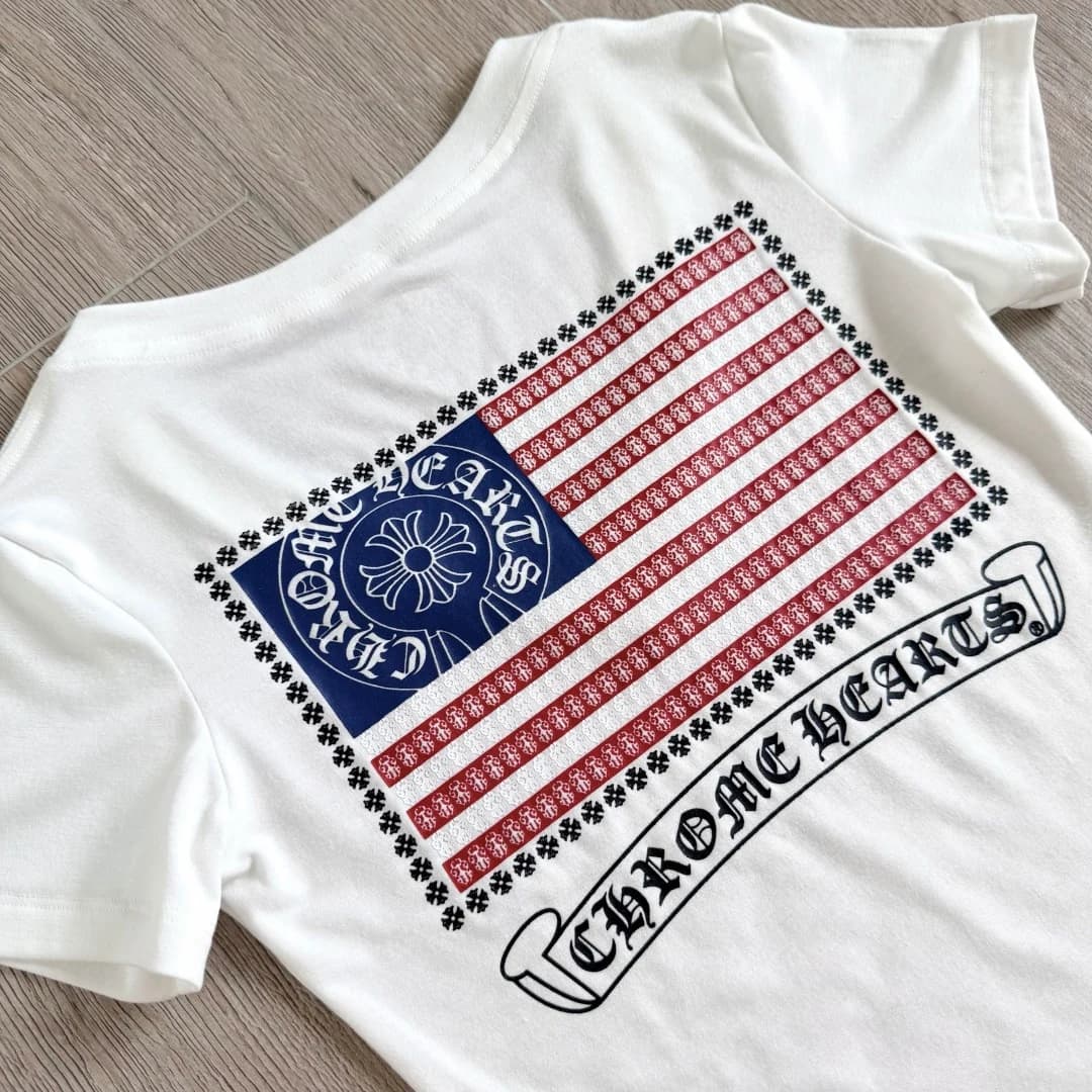 Принт в виде флага США на спине белой футболки Chrome Hearts