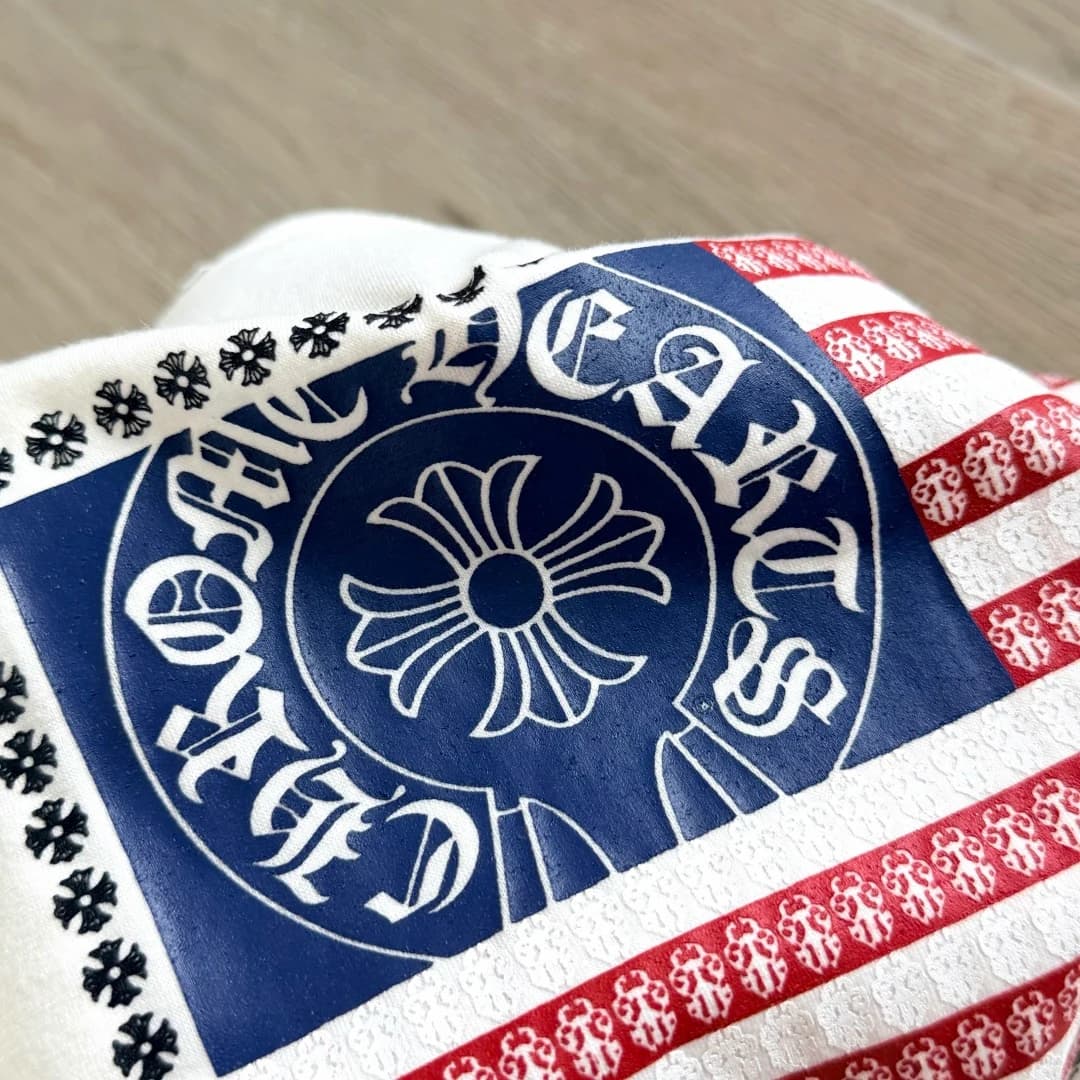 Деталь принта флага США на белой футболке Chrome Hearts
