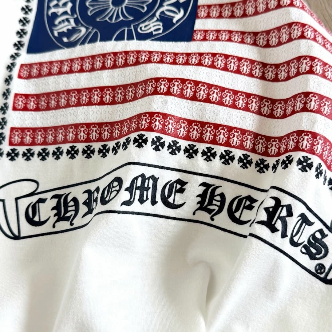 Текстура принта на белой футболке Chrome Hearts