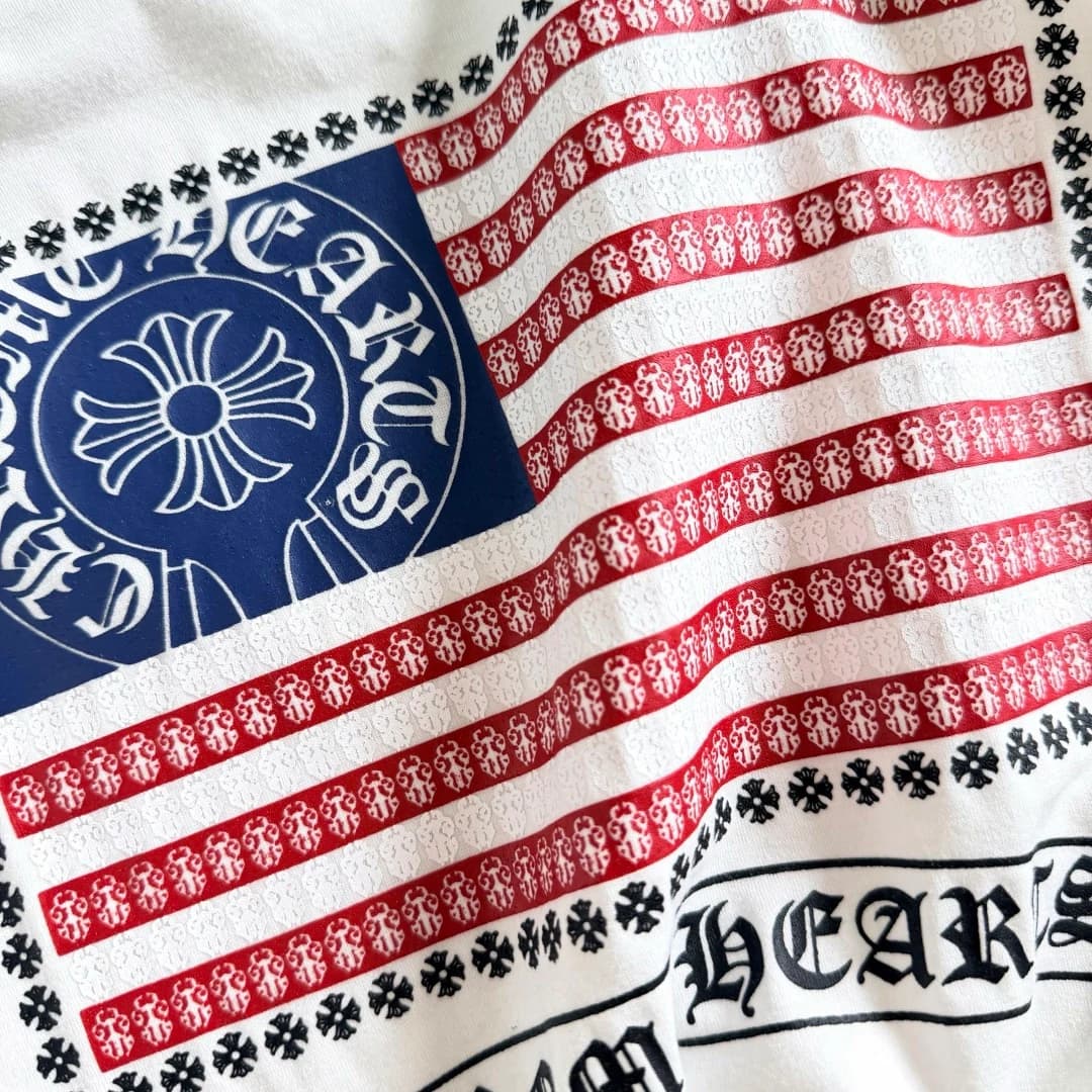 Крупный план принта флага США на белой футболке Chrome Hearts