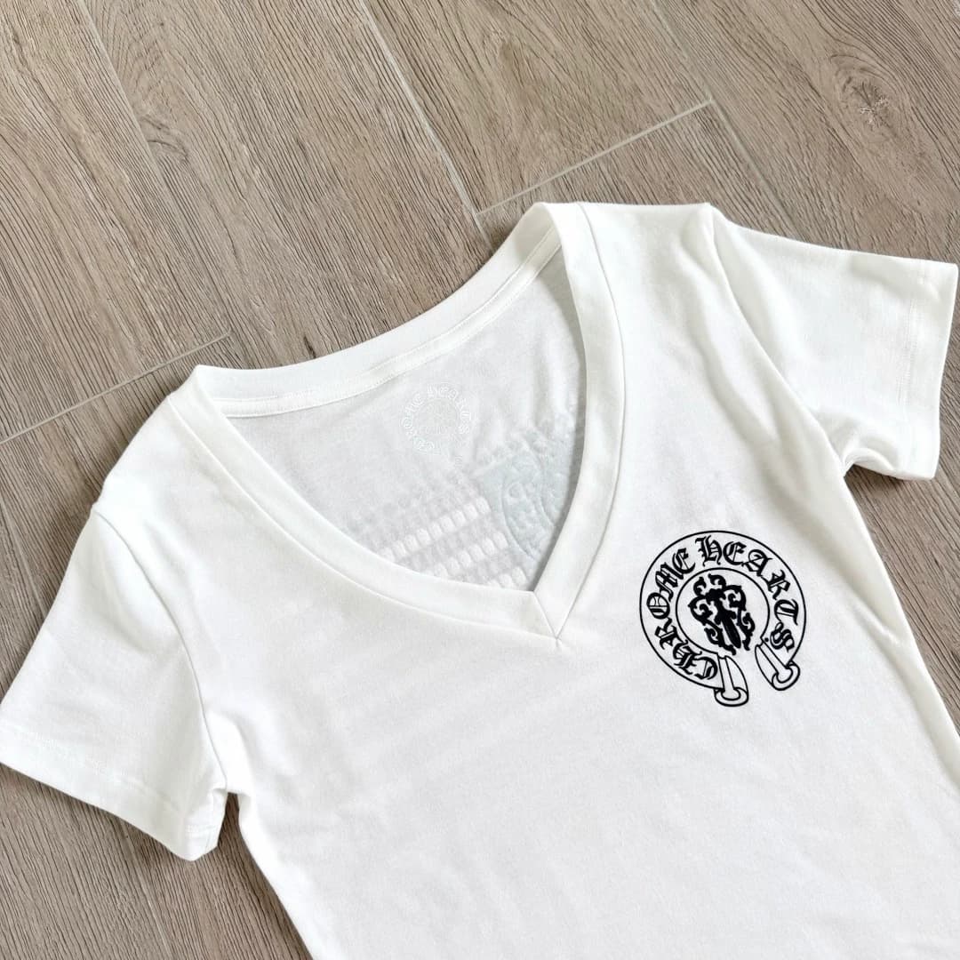 V-образный вырез и логотип на груди белой футболки Chrome Hearts