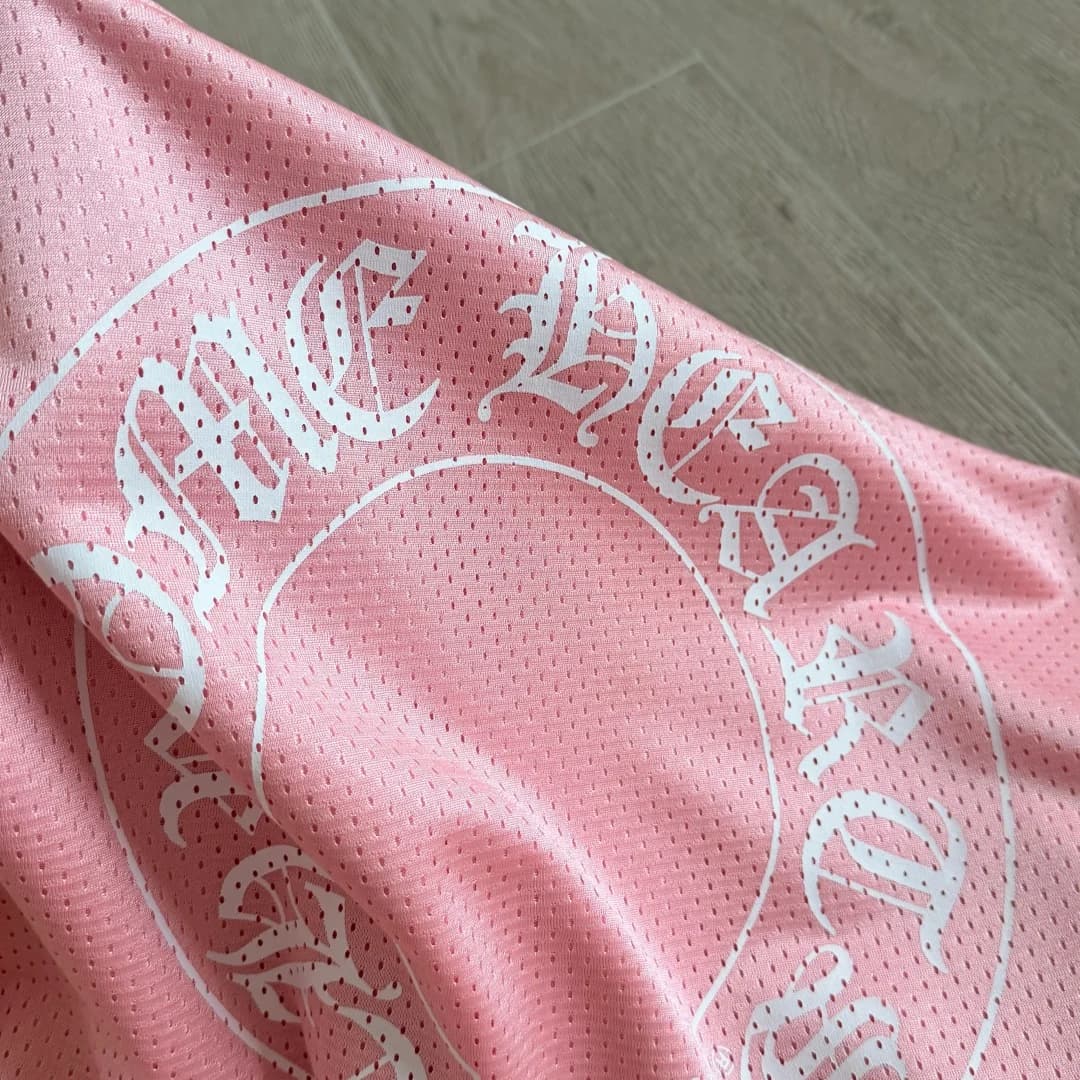 Фирменный принт с подковой на спине розовой футболки Chrome Hearts
