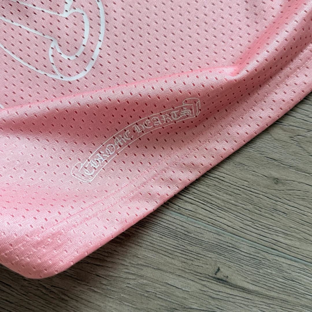Принт Chrome Hearts на подоле розовой футболки