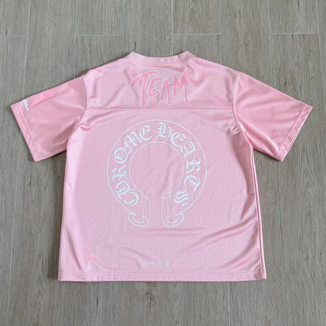 Розовая футболка-джерси Chrome Hearts с принтом на спине, вид сзади