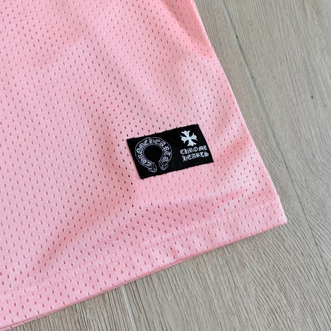Нашивка Chrome Hearts внизу розовой футболки