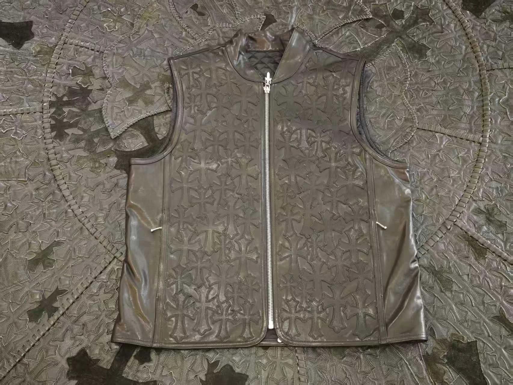 Чёрный кожаный жилет Chrome Hearts с нашивками в виде крестов, вид спереди