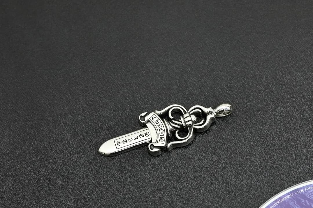 Серебристая подвеска Dagger в форме меча, ракурс под углом