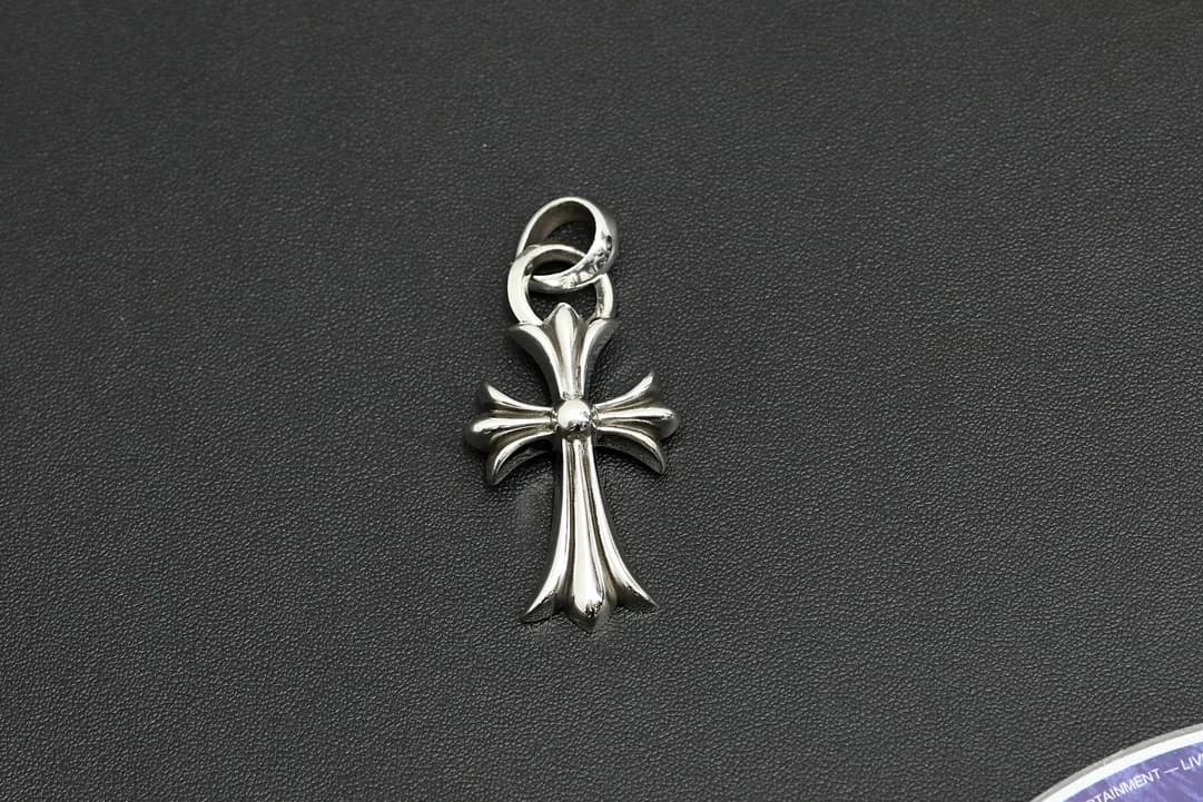 Подвеска-крест из серебра с ушком для цепочки, фронтальный ракурс