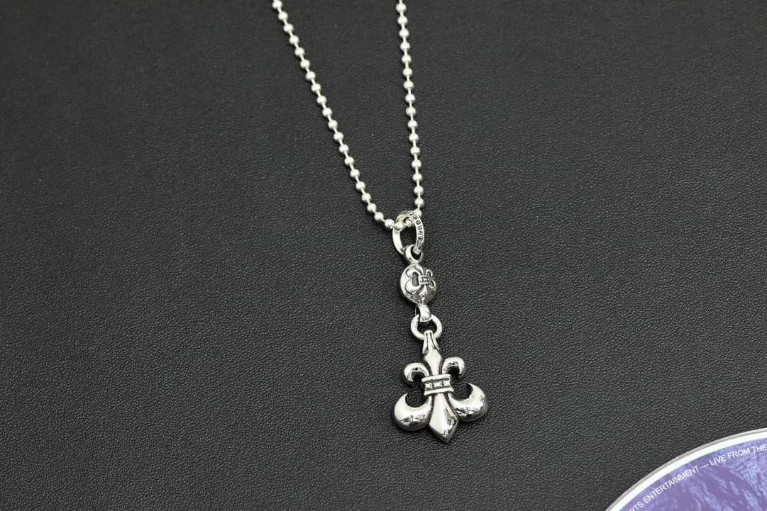 Серебристая подвеска Chrome Hearts с лилией