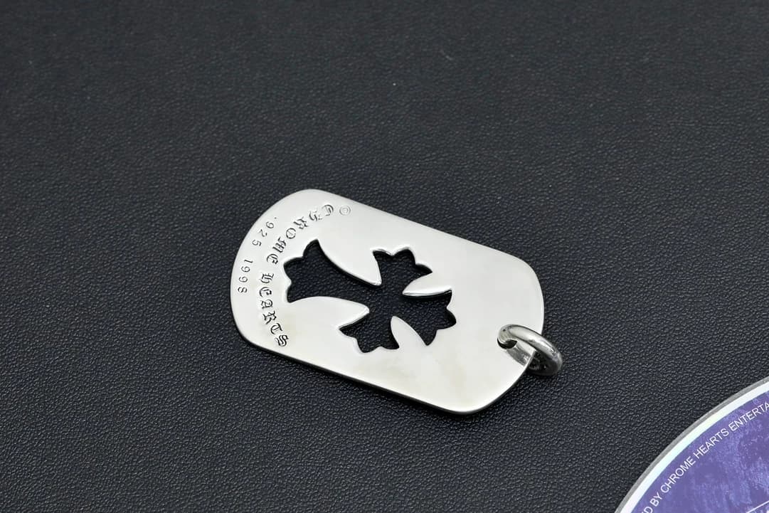 Крупный план гравировки Chrome Hearts и года на нижнем крае подвески