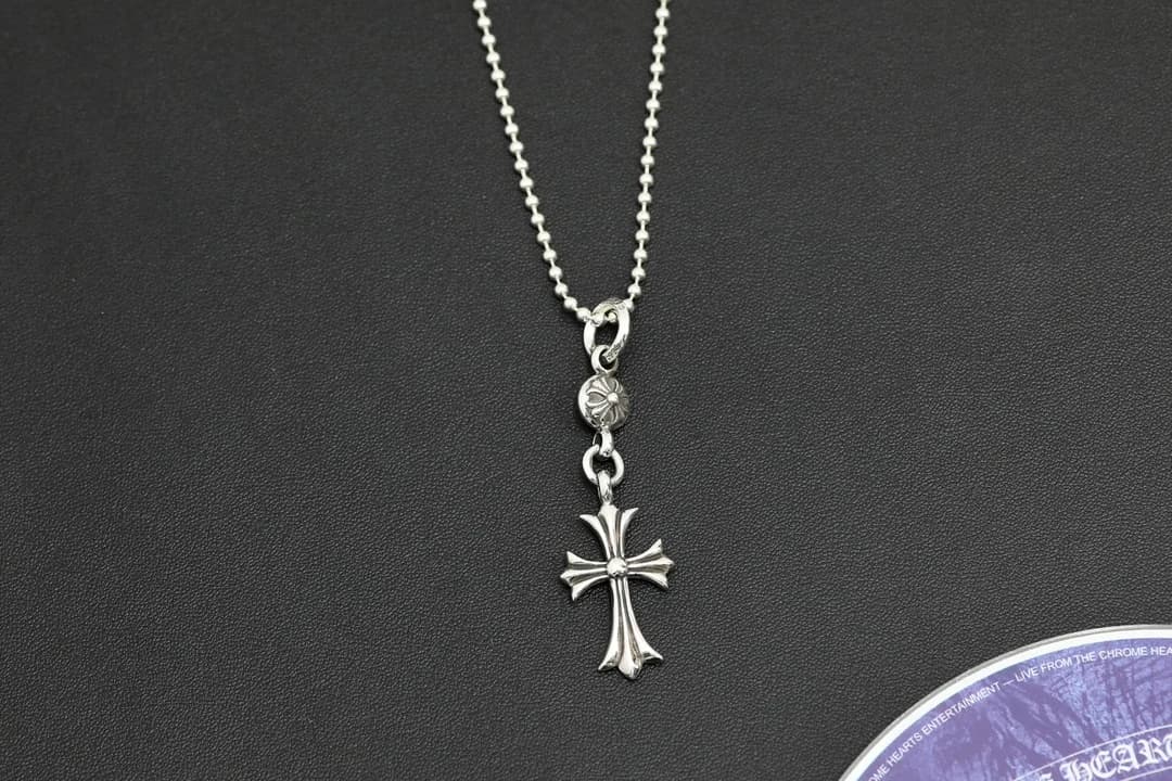 Серебристая подвеска Chrome Hearts с крестом