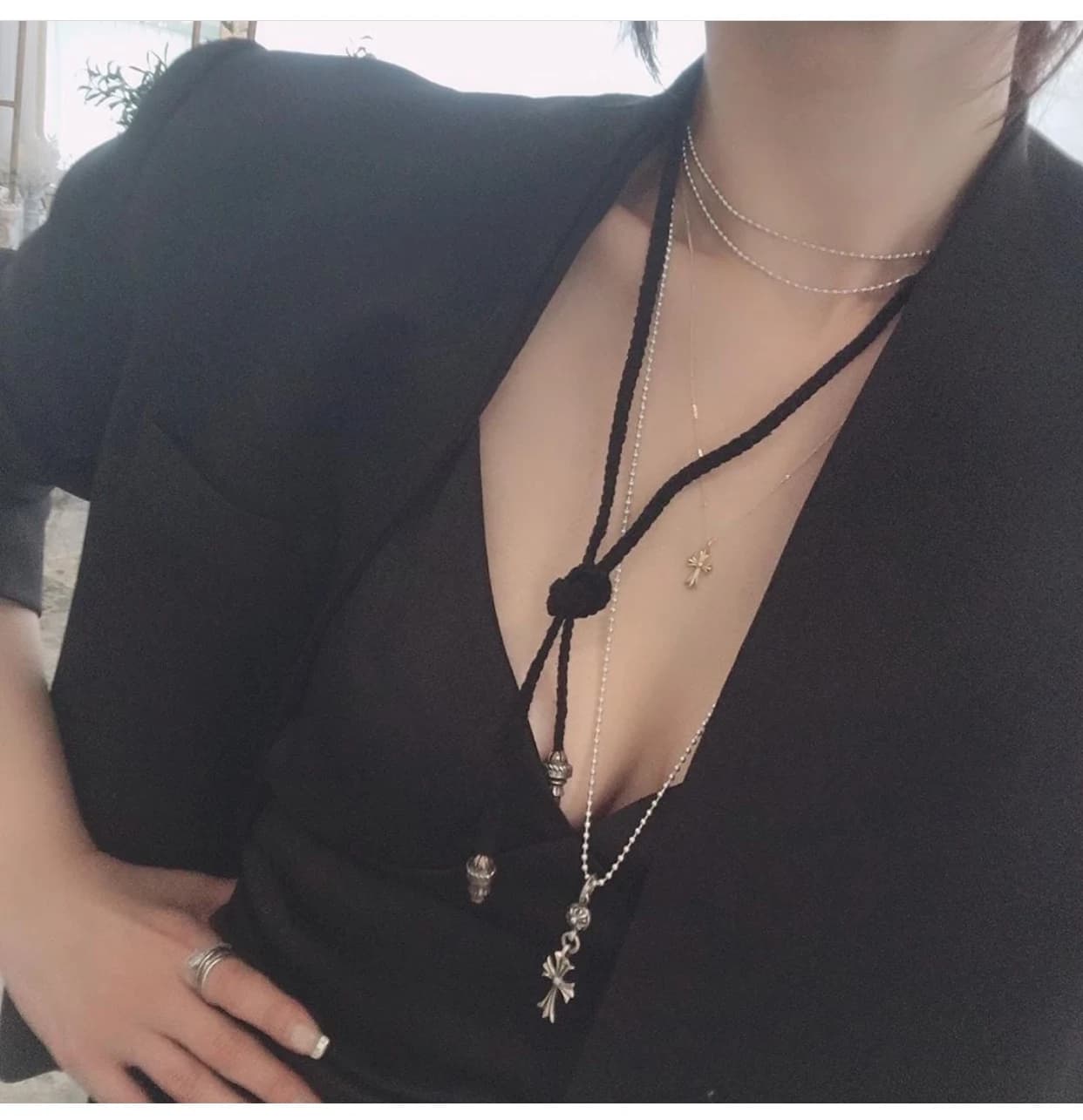 Серебряный крест под углом