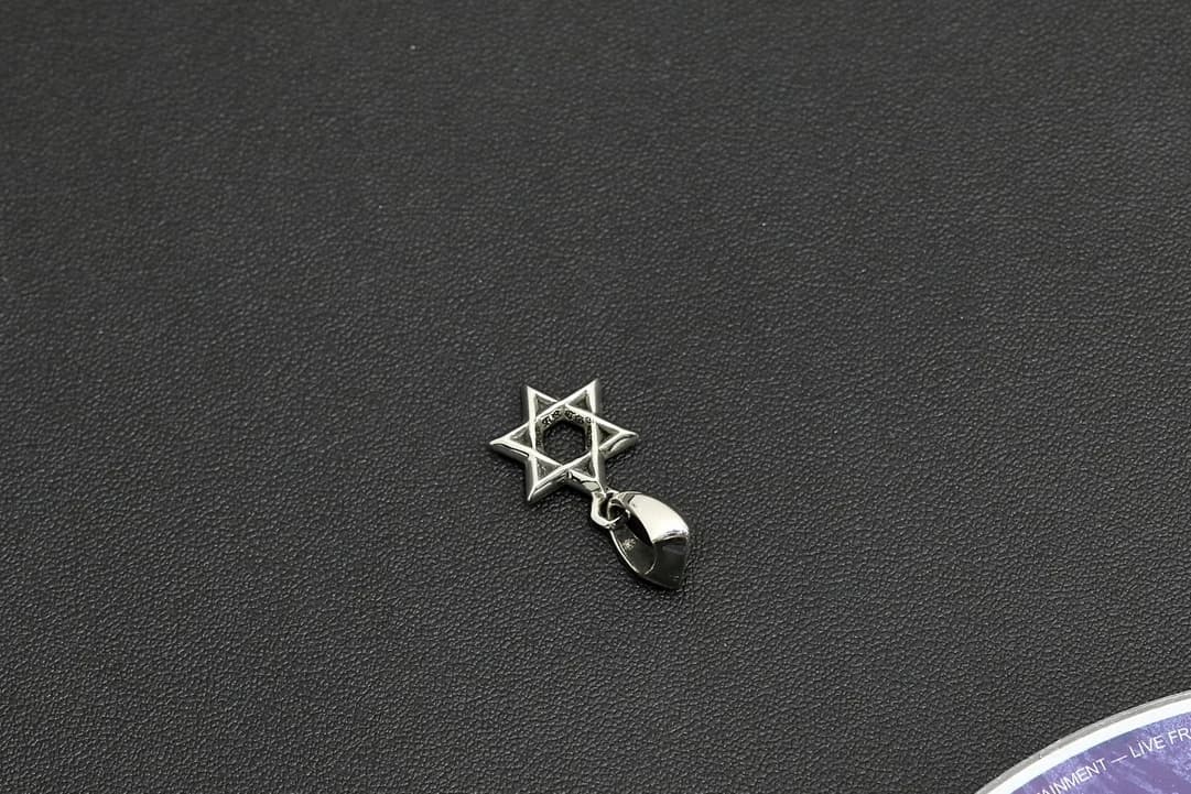 Вид сбоку на объемную подвеску Chrome Hearts