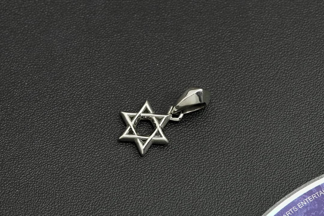 Детальное изображение ушка для цепочки Chrome Hearts