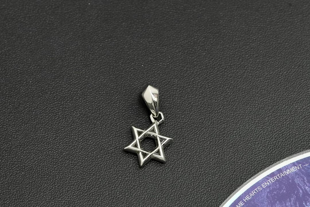 Подвеска Chrome Hearts на светлом фоне сверху