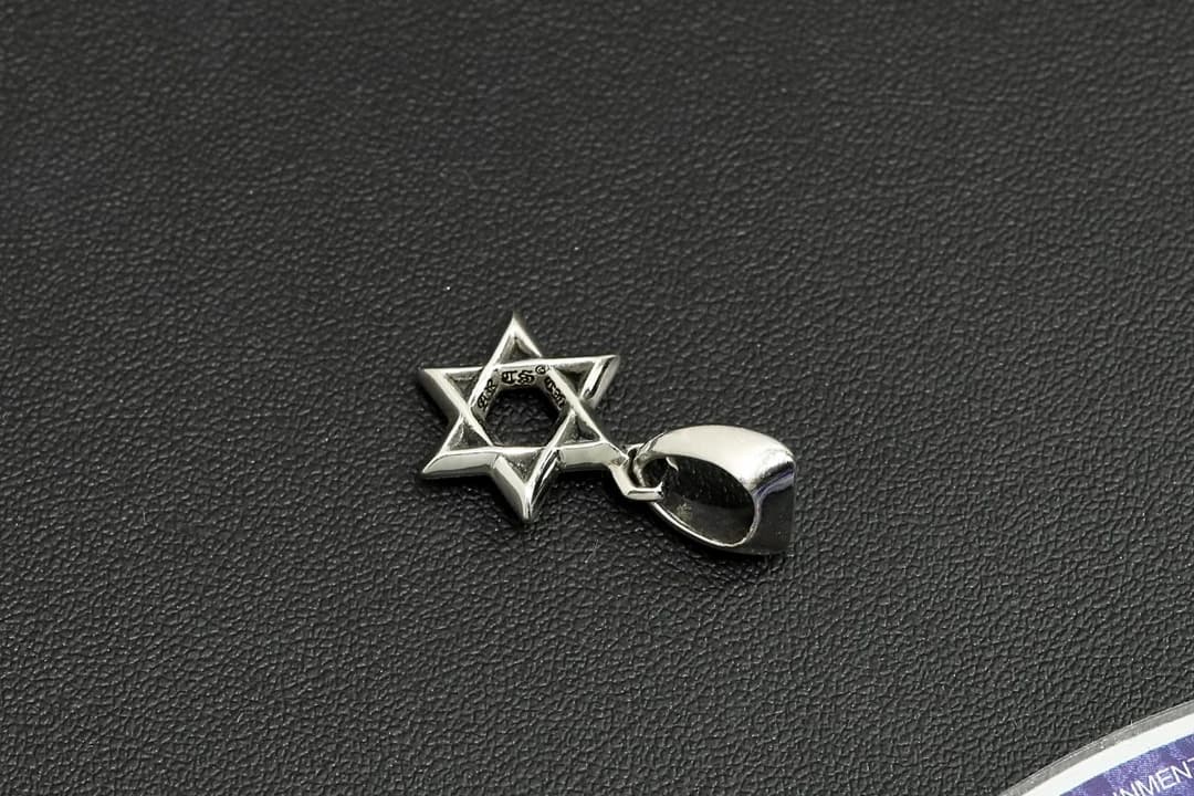 Текстура серебра и форма лучей звезды Chrome Hearts