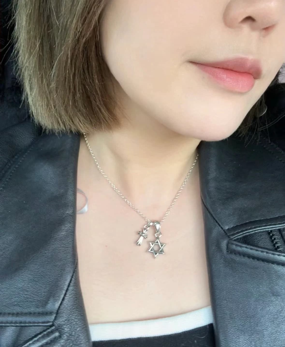 Вид спереди подвески Chrome Hearts в форме звезды