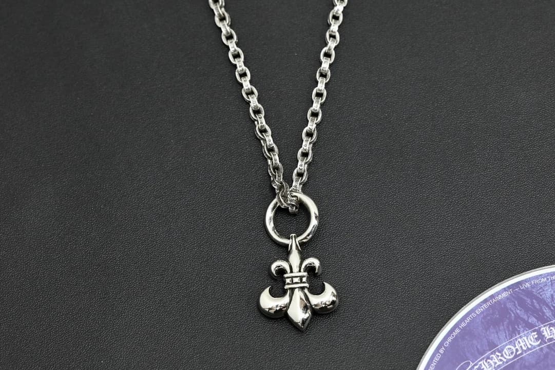 Подвеска Chrome Hearts BS Fleur из серебра на цепочке, вид спереди