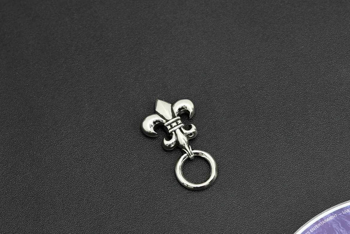 Подвеска Chrome Hearts с кольцом, перевернутый ракурс на темном фоне