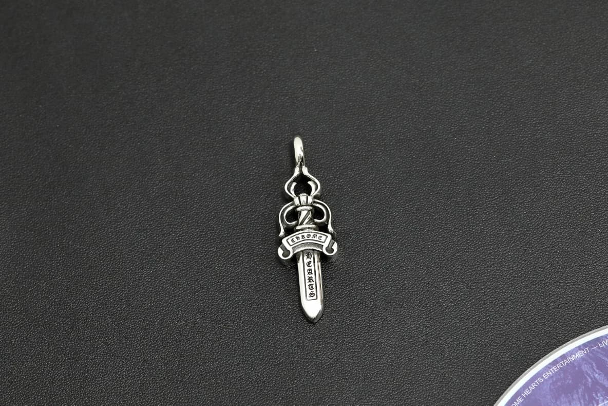 Подвеска в форме кинжала Dagger из серебра 925 пробы, вид спереди
