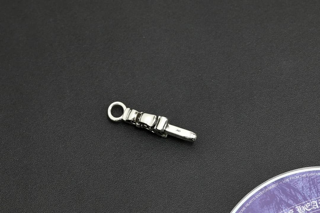Серебряная подвеска-кинжал Dagger, вид сбоку на рельефный профиль изделия