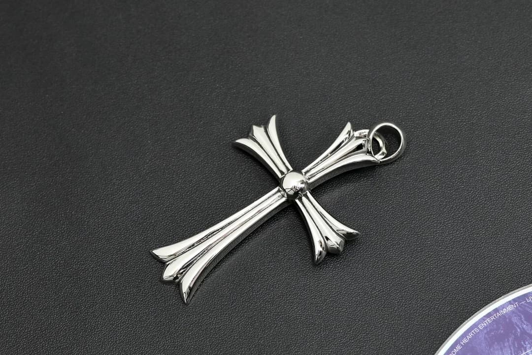 Крупная подвеска-крест из серебра, вид в ракурсе на тёмном фоне