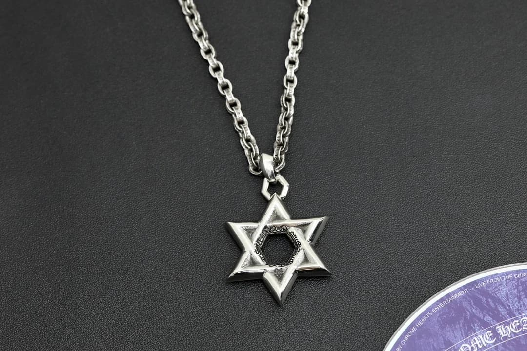 Серебристая подвеска Chrome Hearts в форме звезды