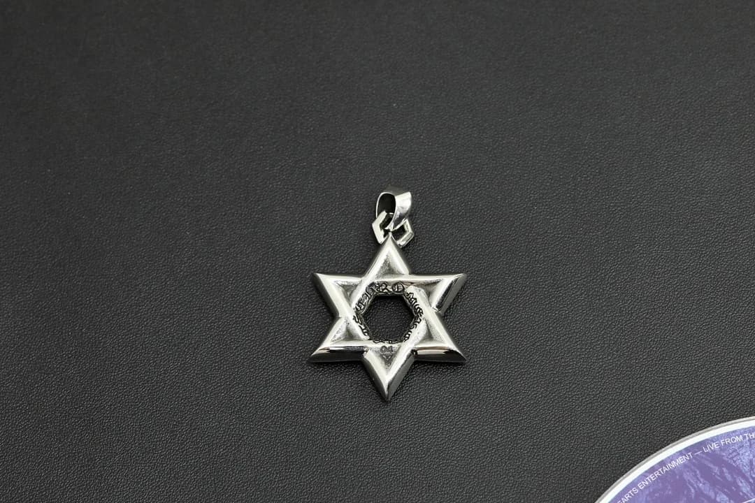 Вид спереди на подвеску Chrome Hearts