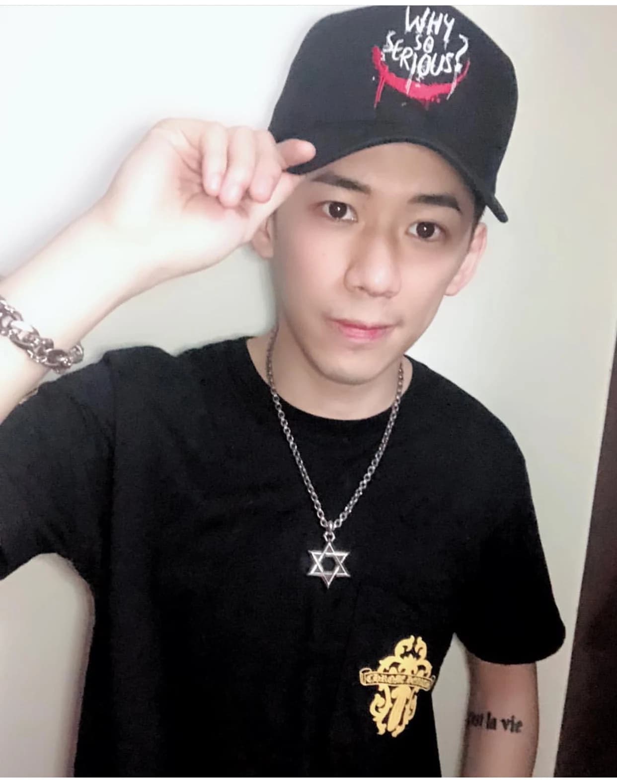Гравировка бренда на луче подвески Chrome Hearts
