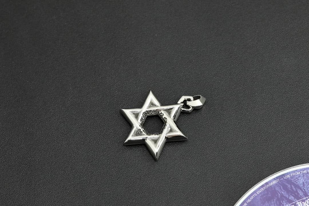 Крупный план гравировки на подвеске Chrome Hearts