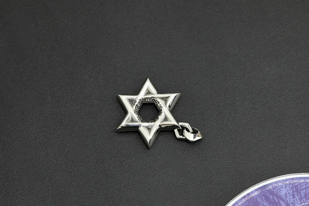 Боковой ракурс серебряной звезды Chrome Hearts