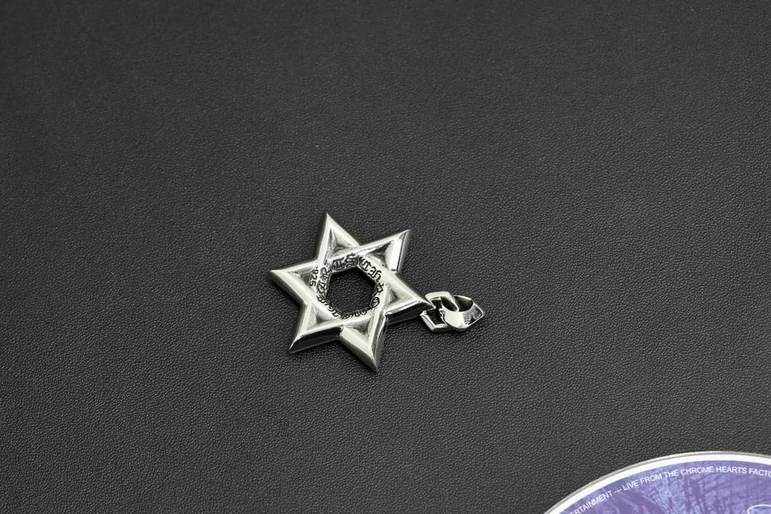 Вид сзади на подвеску Chrome Hearts
