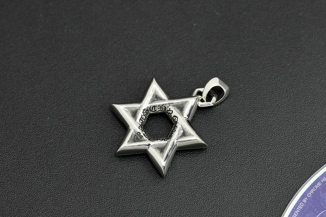 Детальное изображение ушка подвески Chrome Hearts