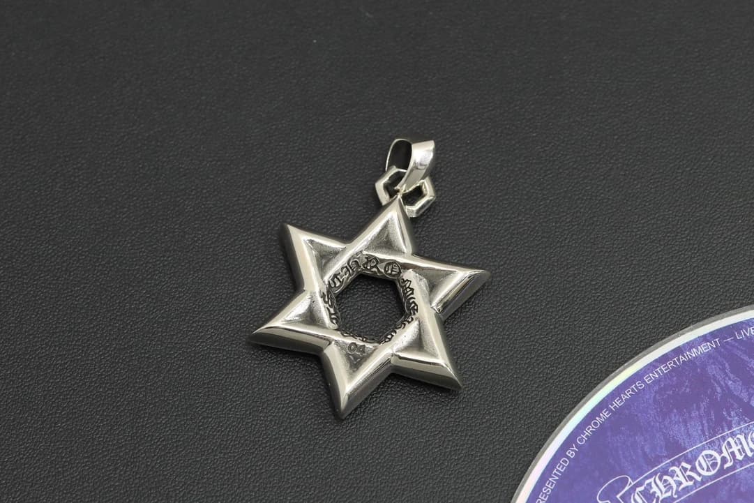 Текстура серебра на подвеске Chrome Hearts