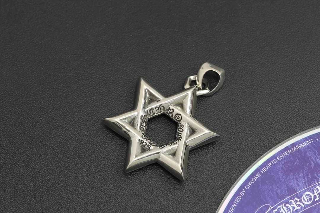 Подвеска Chrome Hearts на цепочке сверху