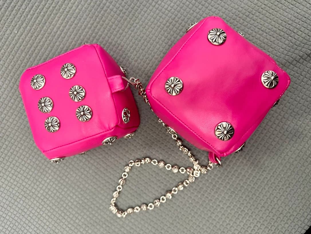 Розовая подвеска Chrome Hearts из двух кожаных игральных костей с серебряными заклепками-крестами